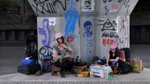  Gina-Lisa Maiwald, Mietze Maiwald (v.l.n.r.) in "Das Glitzern im Barbieblut" (2021); Quelle: 71. Internationale Filmfestspiele Berlin (Katalog), © Ulu Braun, 2021
