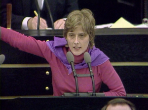Petra Kelly (Die Grünen) spricht 1983 im Bundestag ("Die Unbeugsamen", 2020); Quelle: Majestic Filmverleih, DFF, © Majestic