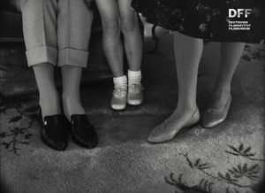 Screenshot aus "Scherer Schuhe (Nr. 2 Schuhe: Wohnzimmer)" (1960); Quelle: DFF