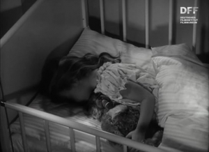 Screenshot aus "Steiff (Nr. 4 Mädchen im Bett)" (1960); Quelle: DFF