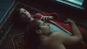 Lena Watson, Dominik Warta in "The Trouble with Being Born" (2020); Quelle: eksystent distribution, DFF, © PANAMA Film