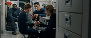 Shamier Anderson, Anna Kendrick, Daniel Dae Kim, Toni Collette (v.l.n.r.) in "Stowaway" (2021); Quelle: Wild Bunch Germany, DFF, © 2020 Stowaway Productions LLC, Augenschein Filmproduktion GmbH, RISE Filmproduktion GmbH