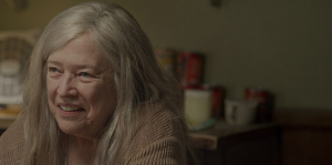 Kathy Bates in "Home" (2020); Quelle: Weltkino Filmverleih, DFF, © Augenschein Filmproduktion GmbH, Frank Griebe