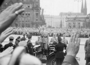 Screenshot aus "Adolf Hitler in Dresden am 30. Mai 1934" (1934); Quelle: SLUB Dresden, © SLUB Dresden, Filmverband Sachsen (Dresden), Hirsch Film (Dresden)