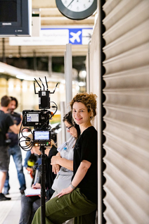 Sonia Liza Kenterman (vorne) bei den Dreharbeiten zu "Der Hochzeitsschneider von Athen" (2020); Quelle: Neue Visionen Filmverleih, DFF, © Neue Visionen Filmverleih, Foto: Nikolas Kominis - Studio Kominis