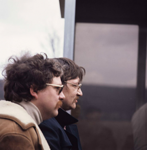  Fred Ilgner (links) mit Rainer Werner Fassbinder bei den Dreharbeiten zu "Welt am Draht" (1973); © DFF/Sammlung Peter Gauhe, Fotograf: Peter Gauhe