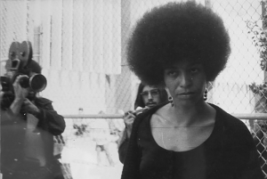 Angela Davis bei ihrem Prozess 1972 ("Walter Kaufmann - Welch ein Leben!, 2021); Quelle: Karin Kaper Film, DFF