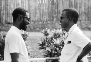 Francis Oladele (Produzent), Chinua Achebe (Autor der Vorlage) (v.l.n.r.) bei den Dreharbeiten zu "Things Fall Apart" (1971); Quelle: Modern Art Film Archiv, © Stephen Goldblatt, Modern Art Film Archiv