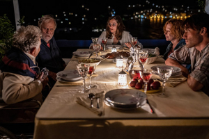 Josef Bierbichler (2.v.l.), Alexandra Maria Lara (Mitte), Birgit Minichmayr (2.v.r.), Andreas Konstantinou (rechts) in "Töchter" (2021); Quelle: Warner Bros. Pictures Germany, DFF, © Heimatfilm, Warner Bros. Filmproduktion