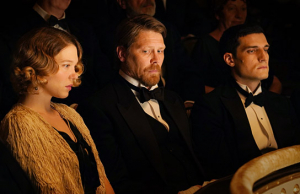 Léa Seydoux, Gijs Naber, Louis Garrel (v.l.n.r.) in "Die Geschichte meiner Frau" (2021); Quelle: Alamode Filmverleih, DFF, © Alamode Filmverleih, Foto: Hanna Csata