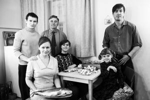 Joel Basman, Anja Schneider, Jörg Schüttauf, Lamer Warnoch, Yuna Bennett, Albrecht Schuch (v.l.n.r.) in "Lieber Thomas" (2021); Quelle: Wild Bunch Germany, DFF, © Zeitsprung Pictures, Wild Bunch Germany, Foto: Peter Hartwig