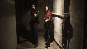 Avan Jogia, Kaya Scodelario (v.l.n.r.) in "Resident Evil: Welcome to Raccoon City" (2020); Quelle: Constantin Film Verleih, DFF