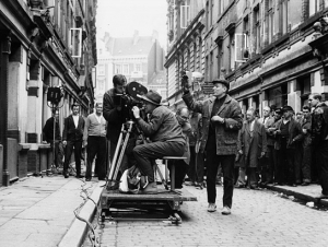 Günter Haase, Jürgen Roland (vorne v.l.n.r.) bei den Dreharbeiten zu "Polizeirevier Davidswache" (1964); Quelle: DFF