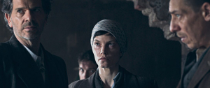 Ishai Golan (links), Sylvia Hoeks (Mitte) in "Plan A - Was würdest du tun?" (2021); Quelle: Camino Filmverleih, DFF, © Camino Filmverleih 2021