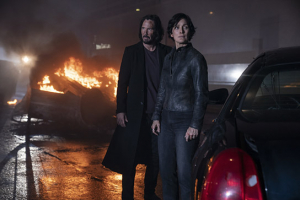 Keanu Reeves, Carrie-Anne Moss (v.l.n.r.) in Warner Bros. Pictures, Village Roadshow Pictures and Venus Castina Productions' "The Matrix Resurrections" (2021), a Warner Bros. Pictures release.; Courtesy of Warner Bros. Pictures, © 2021 Warner Bros. Entertainment Inc., Village Roadshow Films (BVI) Limited, Foto: Murray Close