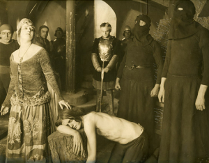 Fern Andra (vorne links), Fritz Kortner (Mitte, hinten), Hans Heinrich von Twardowski (vorne, kniend) in "Die Nacht der Königin Isabeau" (1920); Quelle: Murnau-Stiftung, DFF