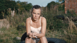 Saskia Rosendahl in "Niemand ist bei den Kälbern" (2021); Quelle: Filmwelt Verleihagentur, DFF, © Filmwelt Verleihagentur, Weydemann Bros., Foto: Max Preiss