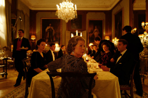 Stella Gonet (vorne) in "Spencer" (2021); Quelle: DCM Film Distribution, DFF, © Pablo Larraín, DCM
