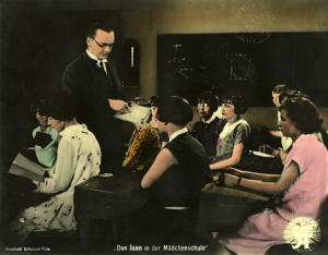 Reinhold Schünzel (stehend) in "Don Juan in der Mädchenschule" (1928); Quelle: DFF
