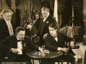 Eduard von Winterstein (2.v.r.), Carl de Vogt (rechts) in "Dämon Zirkus" (1923); Quelle: DFF