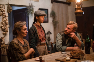 Maria Pau Pigem, Nonna Cardoner, Lucas Prisor (v.l.n.r.) in "Der Pfad" (2021); Quelle: Warner Bros. Pictures Germany, DFF, © 2021 Eyrie Entertainment GmbH, Warner Bros. Entertainment GmbH, Foto: Andrea Resmini 