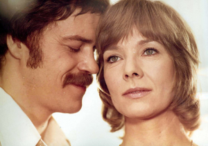 Jürgen Heinrich, Annekathrin Bürger (v.l.n.r.) in "Hostess" (1976); Quelle: DEFA-Stiftung, © DEFA-Stiftung, Foto: Dieter Jäger