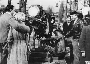 Armin Mueller-Stahl (links), Annekathrin Bürger (2.v.l.), Günter Marczinkowsky (sitzend), Frank Beyer (rechts) bei den Dreharbeiten zu "Königskinder" (1962); Quelle: CineGraph, © DEFA-Stiftung, Foto: Waltraut Pathenheimer