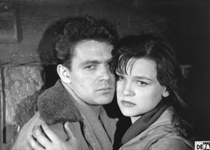 Ulrich Thein, Eva Maria Hagen (v.l.n.r.) in "Spur in die Nacht" (1957); Quelle: DFF, © DEFA-Stiftung, Foto: Max Teschner