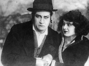 Lilian Harvey (rechts) in "Der Fluch" (1924), Quelle: DFF