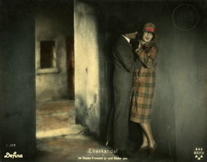 Lucy Doraine (rechts) in "Eheskandal im Hause Fromont jun. und Risler sen." (1927), Quelle: DFF