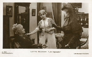 Lotte Neumann (Mitte) in "Der Geigenspieler" (1917), Quelle: DFF