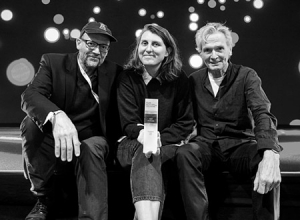 Georg Nonnenmacher, Yana Höhnerbach und Mike Schlömer (v.l.) wurden beim Film Festival Cologne am 28. Oktober 2021 mit dem Filmpreis NRW für "Auf Anfang" ausgezeichnet.; Quelle: Hihead Film, Foto: Monika Nonnenmacher, Hihead Film