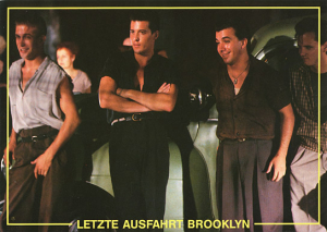 Stephen Baldwin (links), Jason Andrews (Mitte), Peter Dobson (2.v.r.) in "Letzte Ausfahrt Brooklyn" (1989)