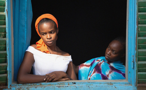 Rihane Khalil Alio, Achouackh Abakar Souleymane (v.l.n.r.) in "Lingui" (2021), Quelle: déjà-vu film, DFF, © Mathieu Giombini