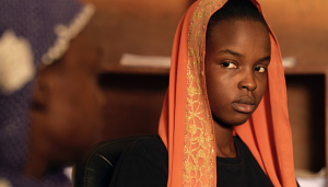 Rihane Khalil Alio (rechts) in "Lingui" (2021), Quelle: déjà-vu film, DFF, © Mathieu Giombini