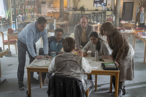 Thomas Loibl, Florian David Fitz, Justus von Dohnányi, Torben Kessler, Nilam Farooq, Anke Engelke, Thorsten Merten (v.l.n.r.) in "Eingeschlossene Gesellschaft" (2022), Quelle: Sony Pictures Entertainment Deutschland, DFF © 2022 BantryBay Productions GmbH, Deutsche Columbia Pictures Filmproduktion GmbH, Degeto Film GmbH, Foto: Wolfgang Ennenbach