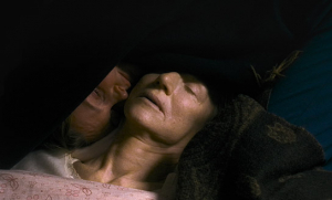 Birte Schnöink, Elsie de Brauw (v.l.n.r.) in "Zum Tod meiner Mutter" (2022); Quelle: Grandfilm, DFF, © Grandfilm