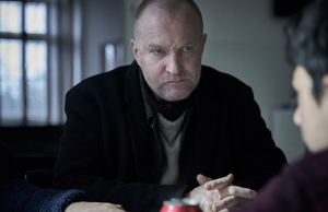 Ulrich Thomsen, Luboš Oláh (v.l.n.r.) in "Erwartung - Der Marco-Effekt" (2021); Quelle: Koch Films, DFF, © Koch Films