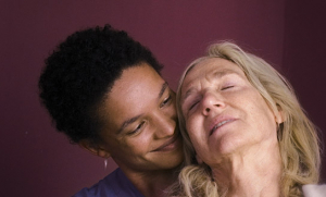 Gina Haller, Elsie de Brauw (v.l.n.r.) in "Zum Tod meiner Mutter" (2022); Quelle: Grandfilm, DFF, © Grandfilm 
