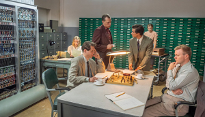 Joel Basman (vorne 2.v.r.), Philippe Tłokiński (rechts) in "Abenteuer eines Mathematikers" (2019)