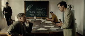 Philippe Tłokiński (2.v.l.), Sam Keeley (2.v.r.), Joel Basman (rechts) in "Abenteuer eines Mathematikers" (2019)