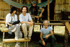 Christine Ebenberger (links), Werner Herzog (2.v.l.), Denis Reichle (rechts) bei den Dreharbeiten zu "Ballade vom kleinen Soldaten" (1984)