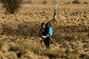 Susanne Wolff, Elia Gezer (v.l.n.r.) in "Geborgtes Weiß" (2021)