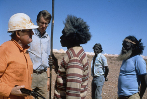 Ray Barrett, Bruce Spence, Roy Marika, Dhungula I. Marika, Wandjuk Marika (v.l.n.r.) in "Wo die grünen Ameisen träumen" (1984)