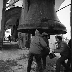 Martin Manz, Jörg Schmidt-Reitwein, Werner Herzog (vorne v.l.n.r.) bei den Dreharbeiten zu "Glocken aus der Tiefe. Glaube und Aberglaube in Rußland" (1993)