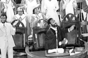 Bischof Huie L. Rogers (vorne) in "Huie's Predigt" (1988)
