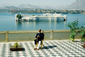 Shriji Arvind Singh Mewar, Maharadjah von Udaipur in "Jag Mandir. Das exzentrische Privattheater des Maharadjah von Udaipur" (1991)