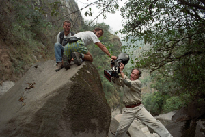 Erik Söllner, Peter Zeitlinger, Werner Herzog (v.l.n.r.) bei den Dreharbeiten zu "Mein liebster Feind" (1999)