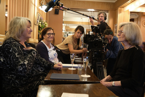 Alice Schwarzer (links), Sabine Derflinger (2.v.l.), Andreas Hamza (3.v.r.), Isabelle Casez (2.v.r.), Sonja Hopf (rechts) bei den Dreharbeiten zu "Alice Schwarzer" (2022)