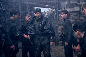 Aaron Hilmer (links), Adrian Grünewald (2.v.l.), Albrecht Schuch (3.v.l.) in "Im Westen nichts Neues" (2022)